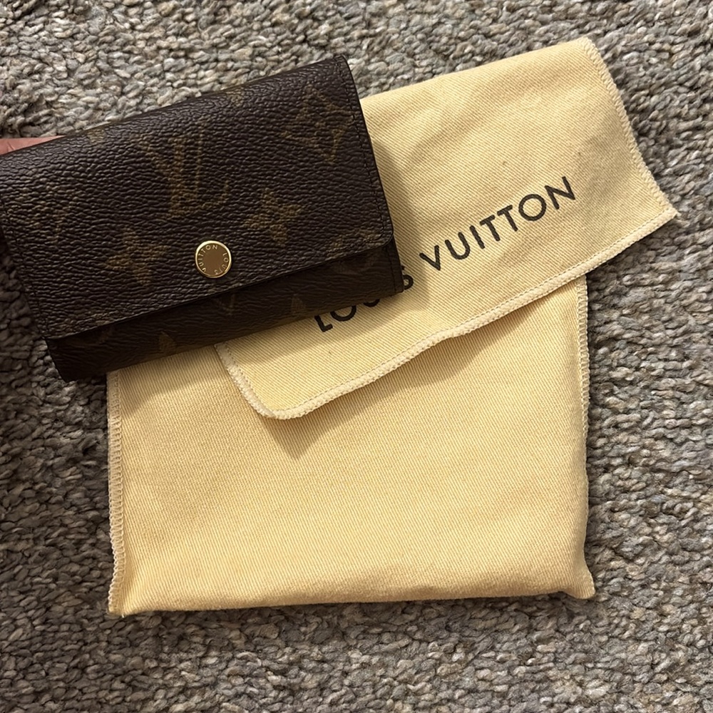 Louis Vuitton 6 key holder case